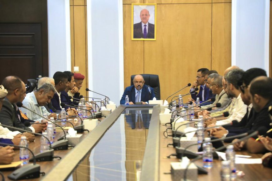 محافظ حضرموت يرأس اجتماعًا استثنائيًا لتنظيم أولويات العمل وتعزيز أداء السلطة المحلية