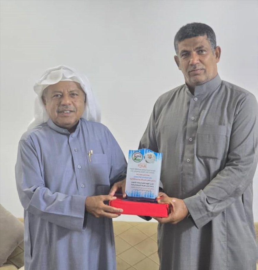 لجنة الحكام بشبوة تكرم الشيخ ناصر باحله تقديراً لدعمه المتواصل للحركة الرياضية والشبابية