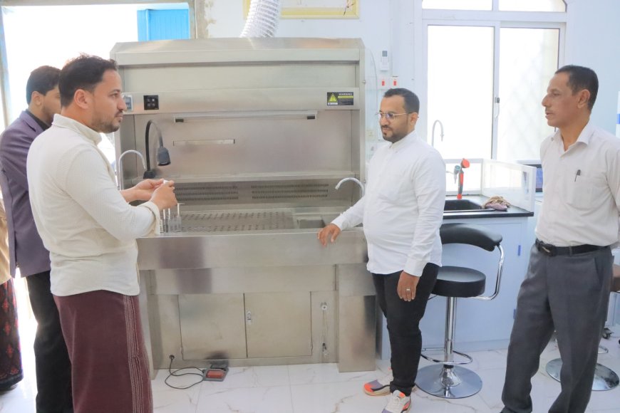 العمودي يطلع على سير العمل بمختبر فحص الانسجة بالمركز الوطني لعلاج الأورام بسيئون