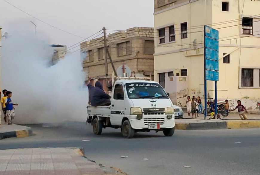 مكتب الأشغال بالشحر يطلق حملة مكثفة للرش الضبابي لمكافحة البعوض الناقل للحميات الفيروسية