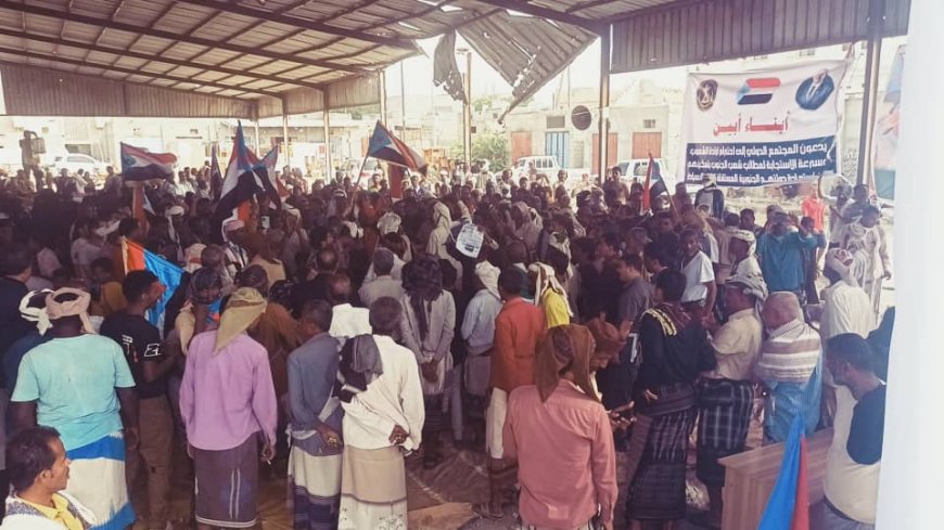 حشود جماهيرية من زنجبار وخنفر تتوافد إلى مخيم الاعتصام المفتوح للمطالبة بإعلان دولة الجنوب العربي