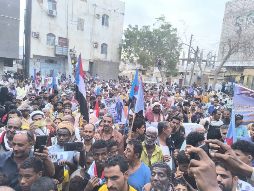 احتشاد جماهيري واسع في ساحة اعتصام الحوطة يطالب بإعلان استقلال الجنوب