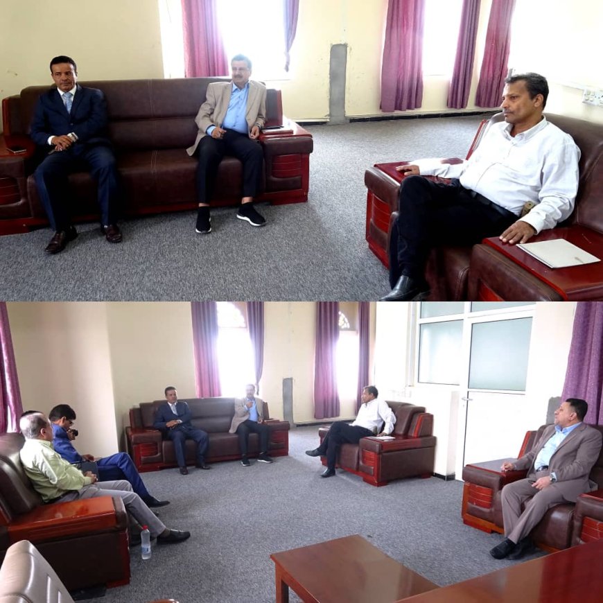 محافظ أبين وفريق التوجيه والرقابة يناقشون مع مدير عام مصلحة الضرائب آليات تحسين التحصيل وتنفيذ خطة الإصلاحات