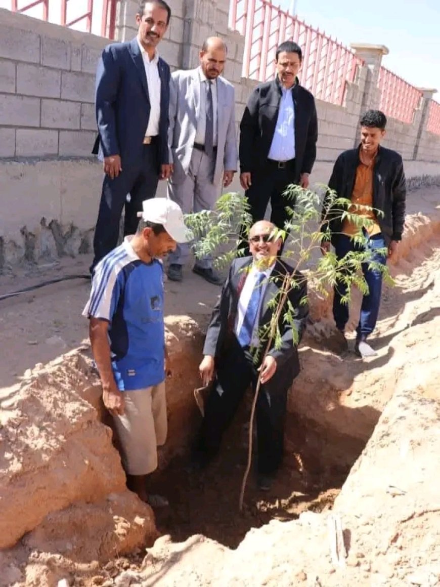 رئيس جامعة شبوة يدشن أعمال التشجير في الحرم الجامعي الجديد ويطلع على مستوى إنجاز كلية الطب