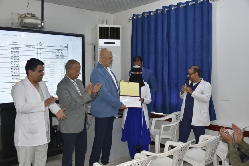 محافظ تعز يكرِّم فريق الجودة ومكافحة العدوى بمركز القلب تقديرًا لإنجازاتهم الطبية