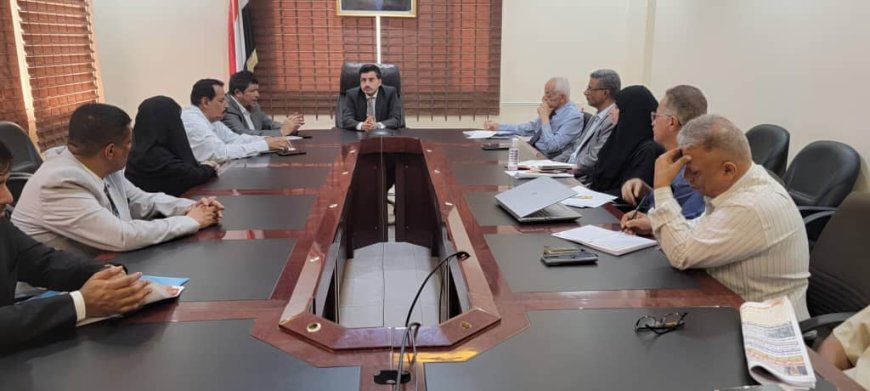 نائب وزير المياه والبيئة يناقش مع أمين عام محلي المهرة أوضاع قطاع المياه والبيئة في المحافظة