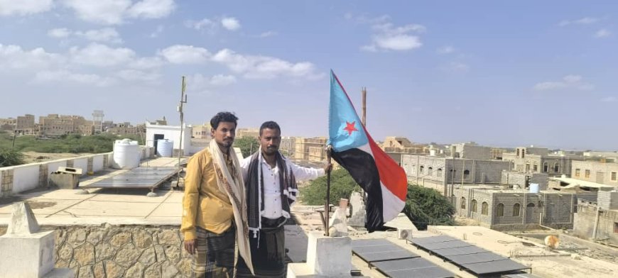 انتقالي أحور يرفع علم الجنوب على عدد من المرافق الحكومية بالمديرية