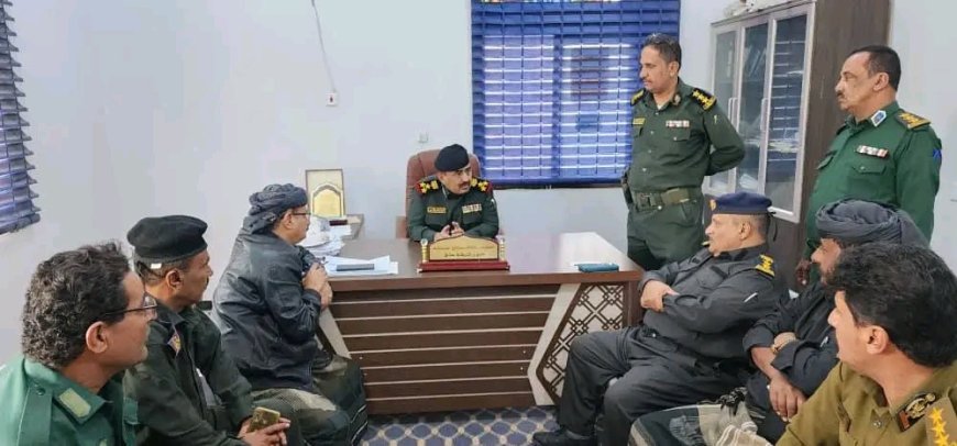مدير عام شرطة شبوة يتفقد إدارة شرطة عتق ويشدد على أهمية الالتزام والانضباط الأمني