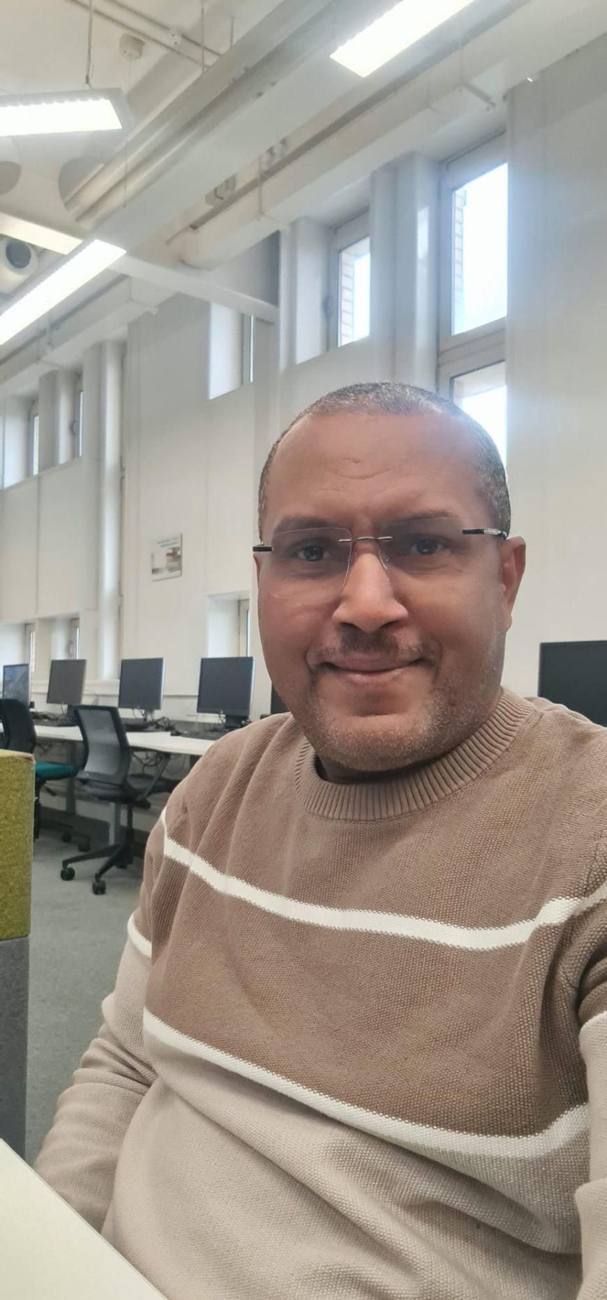 باحث أبيني ينال الماجستير بإمتياز من جامعة بريطانية في إدارة المشاريع الرقمية