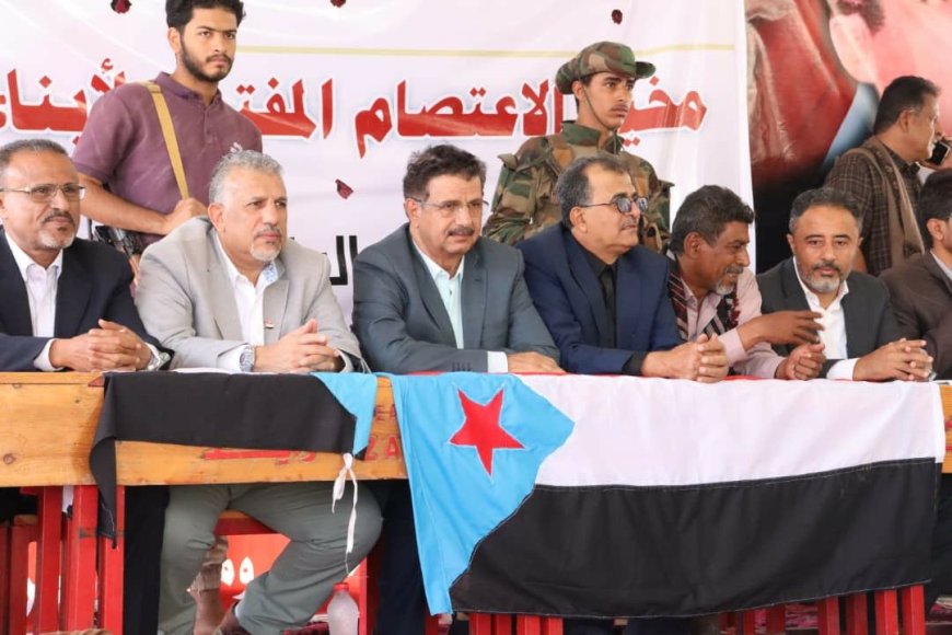 بحضور فريق التوجيه والرقابة الرئاسي... أبناء دلتا أبين يواصلون اعتصامهم المفتوح لليوم الثالث مطالبين بإعلان دولة الجنوب العربي