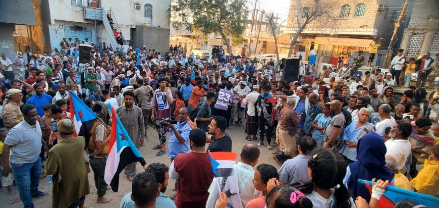بحضور فريق التوجيه والرقابة الرئاسي .. ساحة الاعتصام بلحج تشهد مهرجانًا خطابيًا وفنيًا حاشدًا