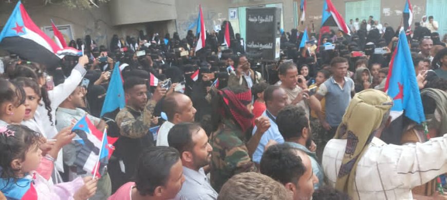 انتقالي لحج يقيم فعالية  ومسيرة جماهيرية كبرى، بحضور فريق التوجيه والرقابة الرئاسي