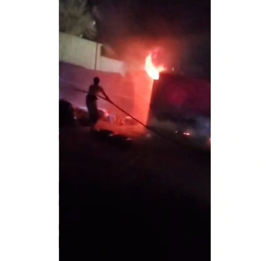 الدفاع المدني ينجح في إخماد حريق بمنزل أحد المواطنين في مدينة عتق دون تسجيل إصابات