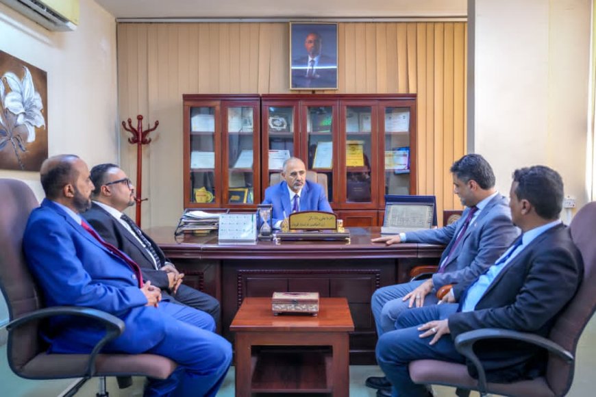 الرئيس  القائد عيدروس الزُبيدي يتفقد سير العمل بوزارة الإعلام والثقافة والسياحة