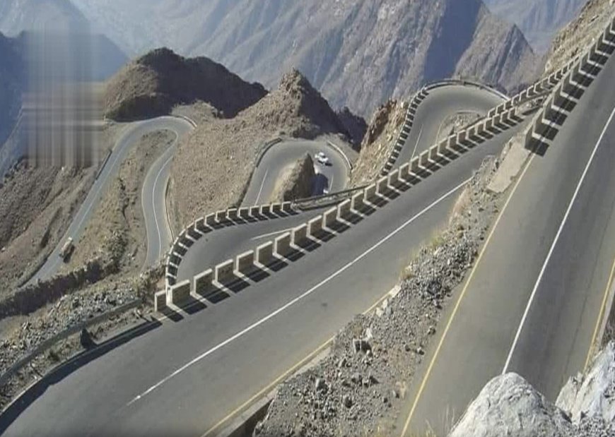 الحوثيون يفجّرون طريق عقبة ثرة بين أبين ومكيراس 