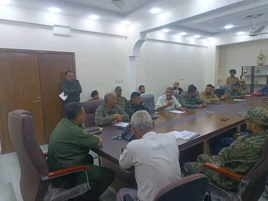 لجنة الإشراف العام على البرنامج الأمني المكثف تعقد اجتماعًا لتقييم الأداء وتعزيز الرقابة في أقسام الشرطة بعدن