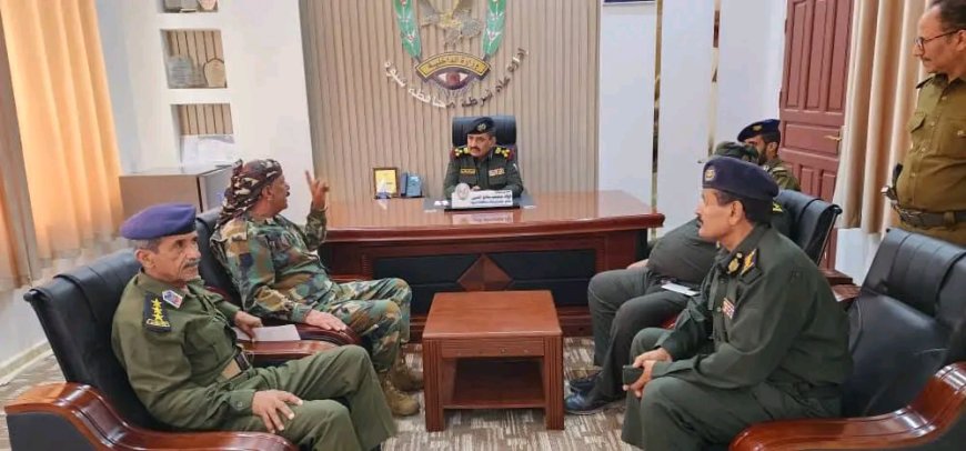 مدير عام شرطة شبوة يناقش مستجدات الحالة الأمنية مع قائد اللواء الثاني مشاه بحري