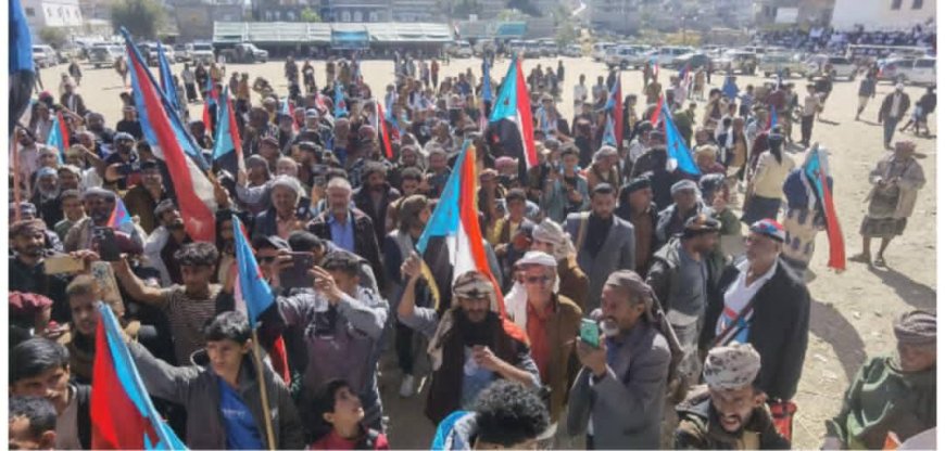 آلاف من أبناء رباعيات يافع يحتشدون في ساحة السلام بلبعوس احتفالًا بالنصر  والمطالبة لإعلان دولة الجنوب العربي