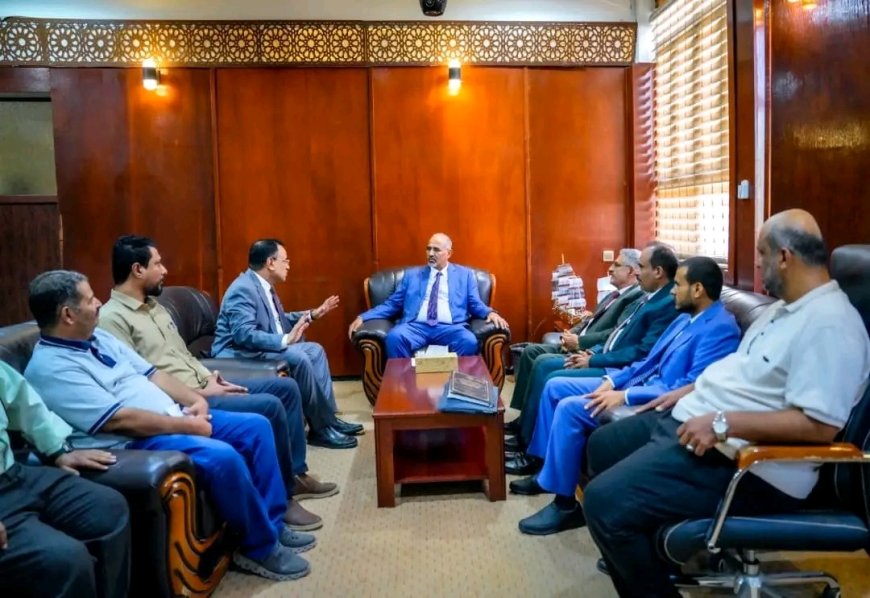 الرئيس القائد عيدروس الزُبيدي يتفقد سير العمل بديوان عام وزارة الزراعة والري والثروة السمكية وقطاعاتها