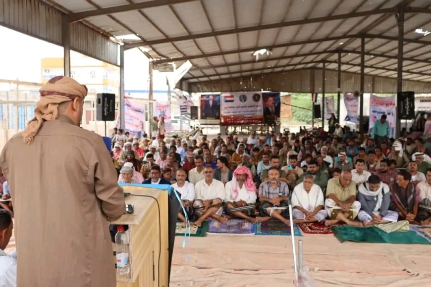 أبناء أبين يؤدّون صلاة الجمعة في ساحة الاعتصام تأكيدًا على ثباتهم وتمسّكهم بإعلان دولتهم