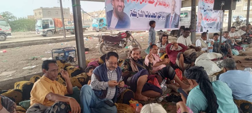 قائد اللواء الاول مقاومة العميد طلال السعيدي يشارك المعتصمين بزنجبار