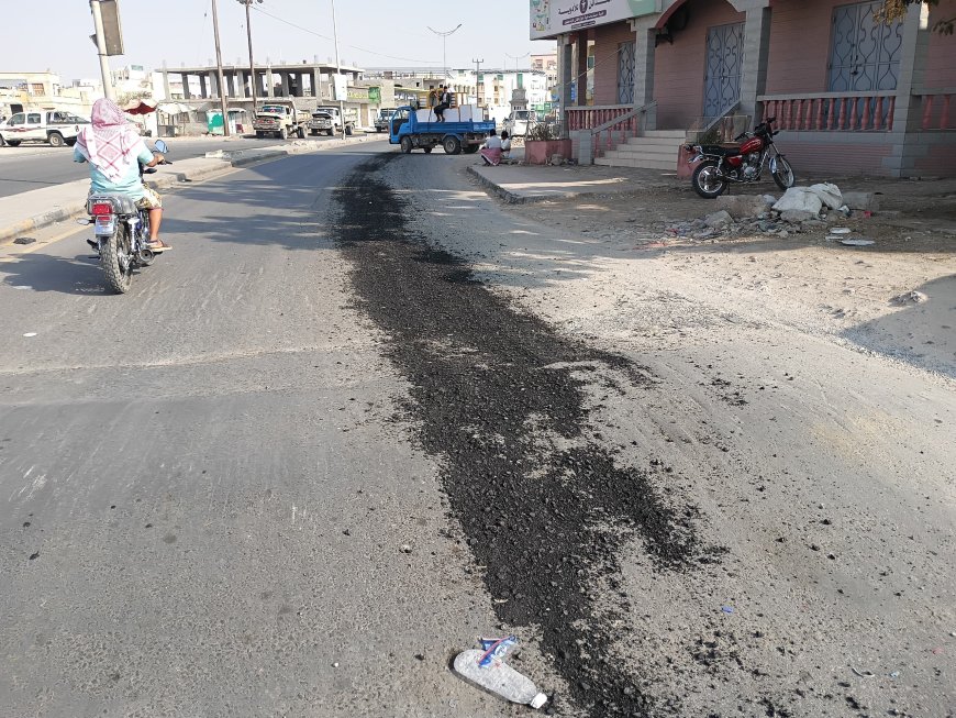 أشغال الشحر تزيل مخلفات أسفلت من الشارع الرئيسي وتحذر من الحمولة الزائدة