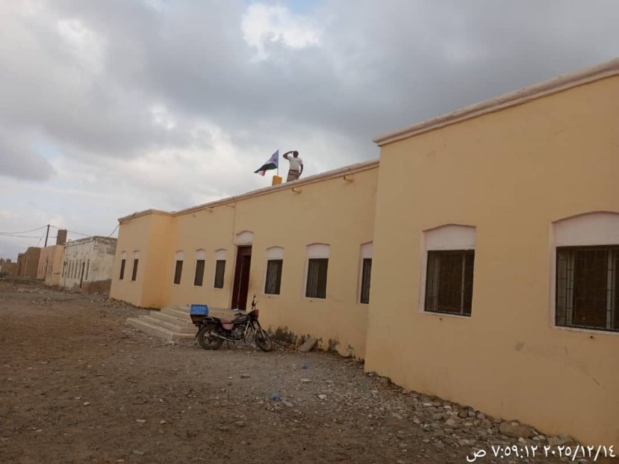 انتقالي بروم ميفع يدشّن رفع علم دولة الجنوب العربي في المدارس ومرافق السلطة المحلية والأمنية