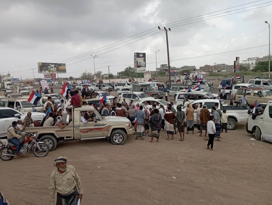 موكب جماهيري حاشد لأبناء الصبيحة يتجه إلى ساحة العروض تأكيدا لدعم القيادة السياسية