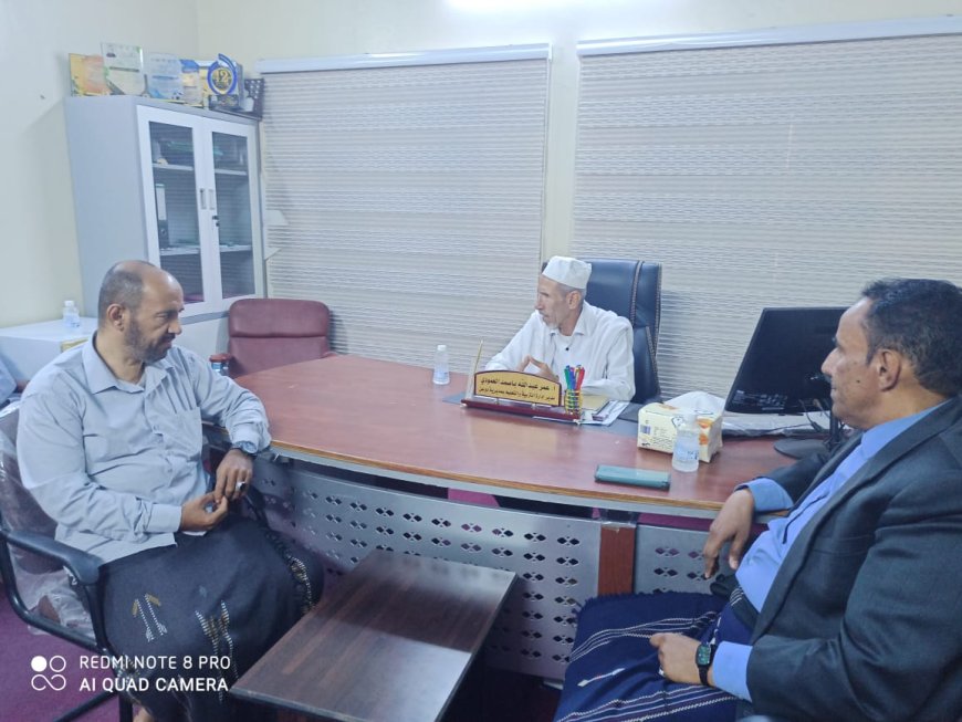 مدير عام مديرية دوعن يزور إدارة التربية والتعليم بالمديرية