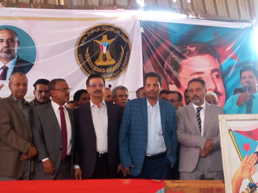 في تجسيد لوحدة الصف الجنوبي: محافظ أبين ينضم إلى مخيم الاعتصام في أبين