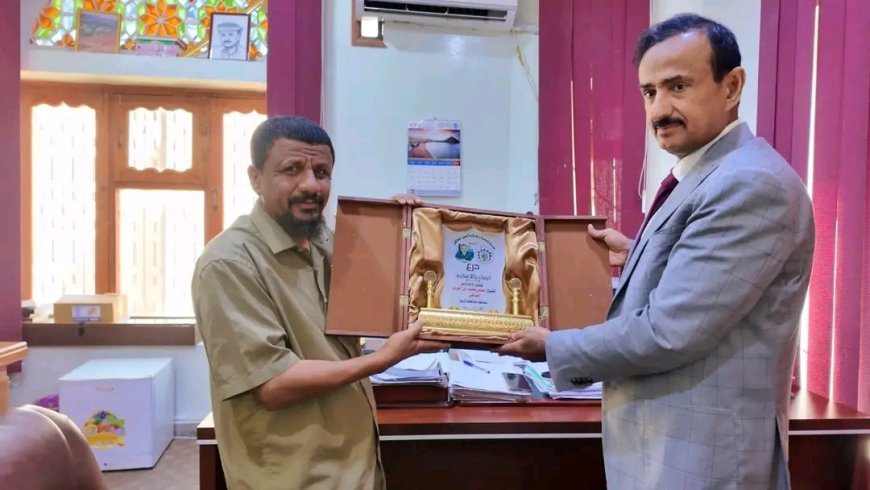 درع الوفاء والإنسانية للعام 2025م يُمنح لمحافظ شبوة عوض بن الوزير