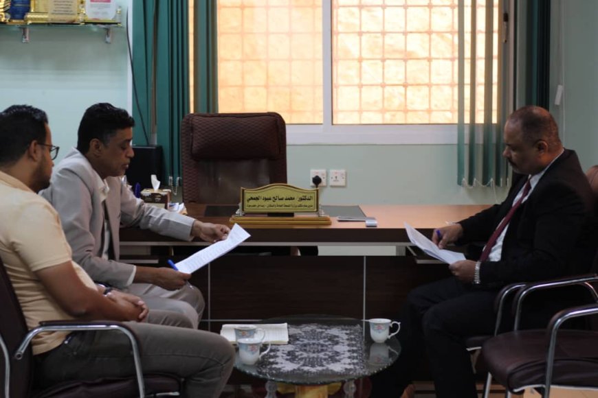 الجمحي يناقش مع مدير مشاريع الأشغال العامة بحضرموت والمهرة وسقطرى تدخلاتهم في القطاع الصحي بحضرموت