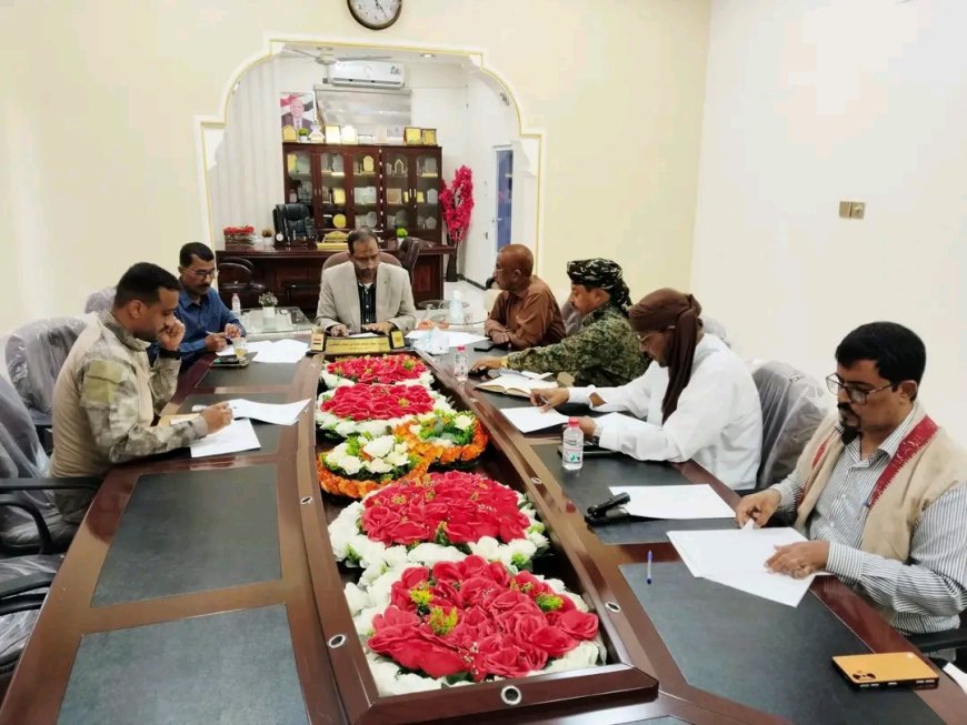 وكيل أول محافظة المهرة يترأس اجتماع لجنة إدارة الأزمات والكوارث لتعزيز الشراكة مع برنامج الأمم المتحدة الإنمائي