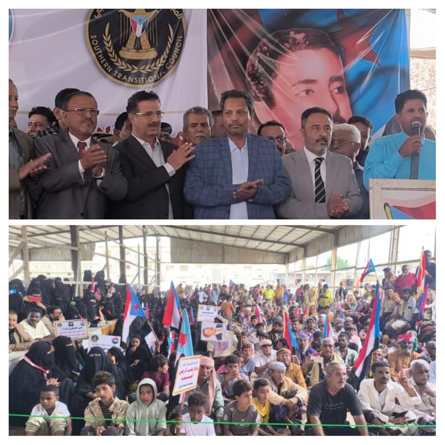 في مشهد أعاد إلى الأذهان تاريخ مدينة زنجبار النضالي.. السلطات المحلية بأبين تلتحم بالحشود المطالبة بإستعادة الدولة الجنوبية في مخيم الأعتصام المفتوح بمدينة زنجبار