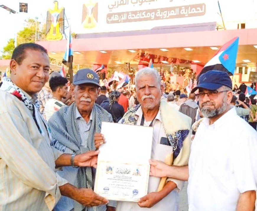 الشيخ النقيب يكرم المناضل العميد فيصل الجعري تقديرا للدور النضالي  ومايقدمه من جهد في خدمة قضايا شعب الجنوب