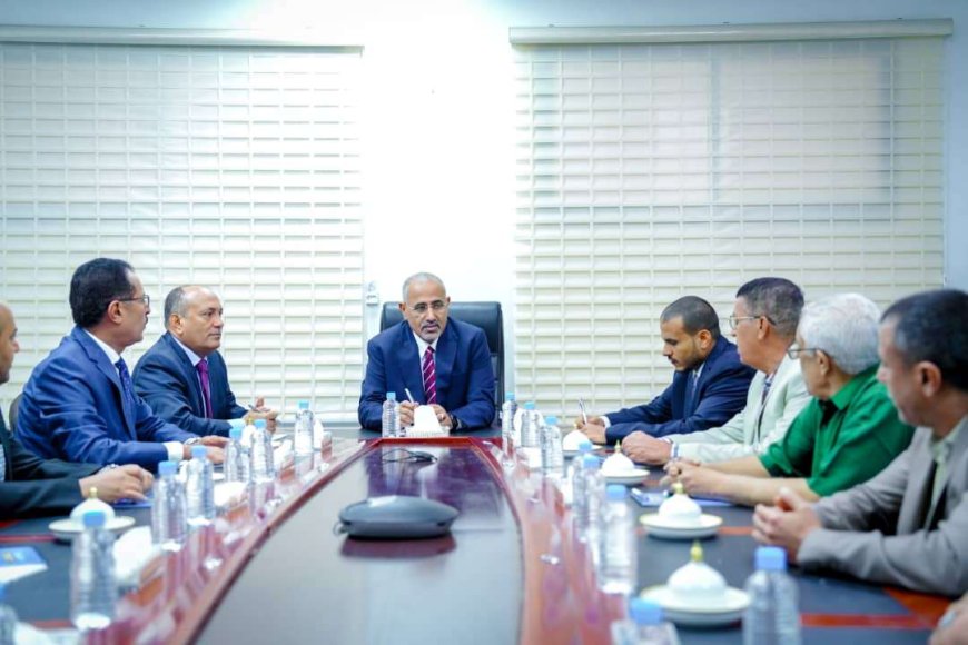 الرئيس الزُبيدي يتفقد سير العمل بوزارة الصناعة والتجارة