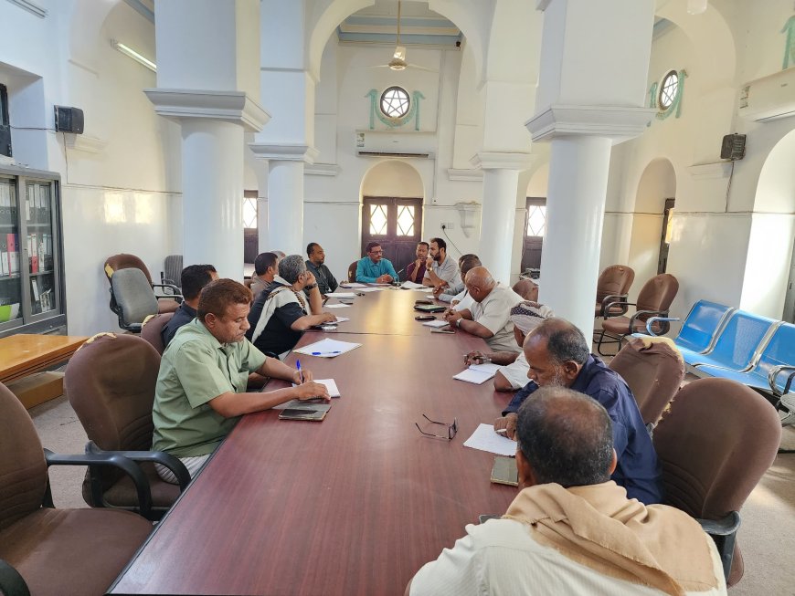 مدير عام مديرية تريم يلتقي منظمة صُنّاع النهضة واللجان المجتمعية لرفع احتياجات المديرية