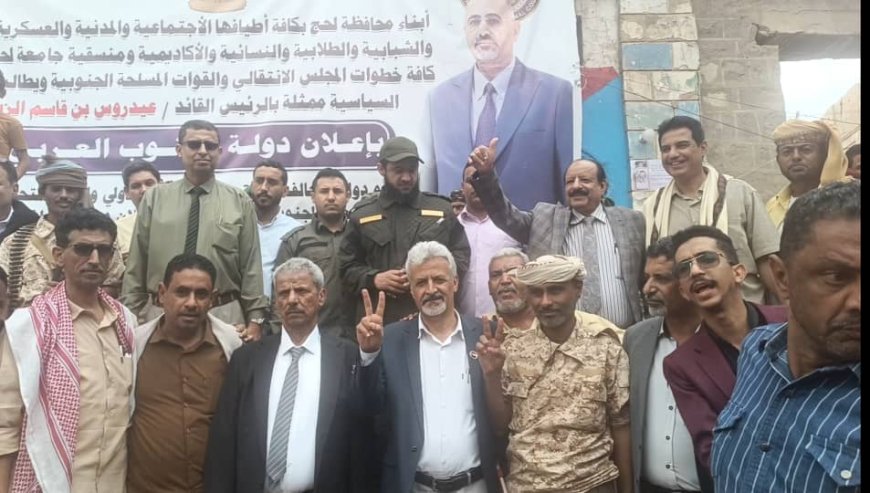 محافظ لحج يزور مخيم الاعتصام بساحة الحرية ويبارك من أعلى منصة الساحة إعلان دولة الجنوب العربي