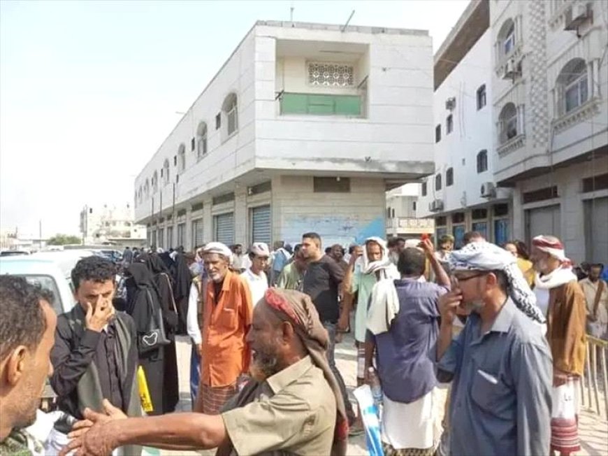 موظفو المبعدين المدنيين يطالبون بصرف رواتبهم ويهددون بالتصعيد