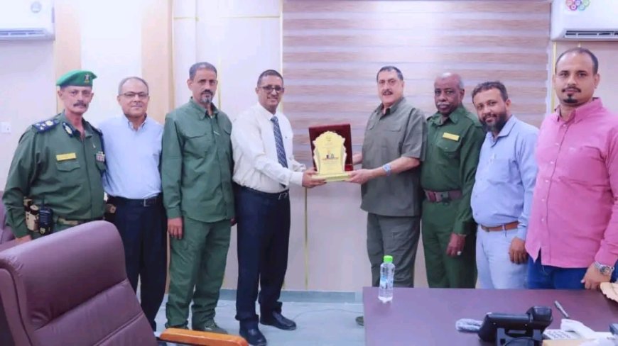 مدير أمن العاصمة عدن يكرّم المدير العام لمؤسسة مطابع الكتاب المدرسي تقديرًا لجهوده في طباعة السجلات الأمنية