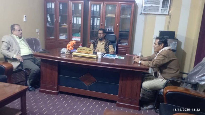 مدير عام خنفر يلتقي مدير عام الضرائب بمحافظة أبين