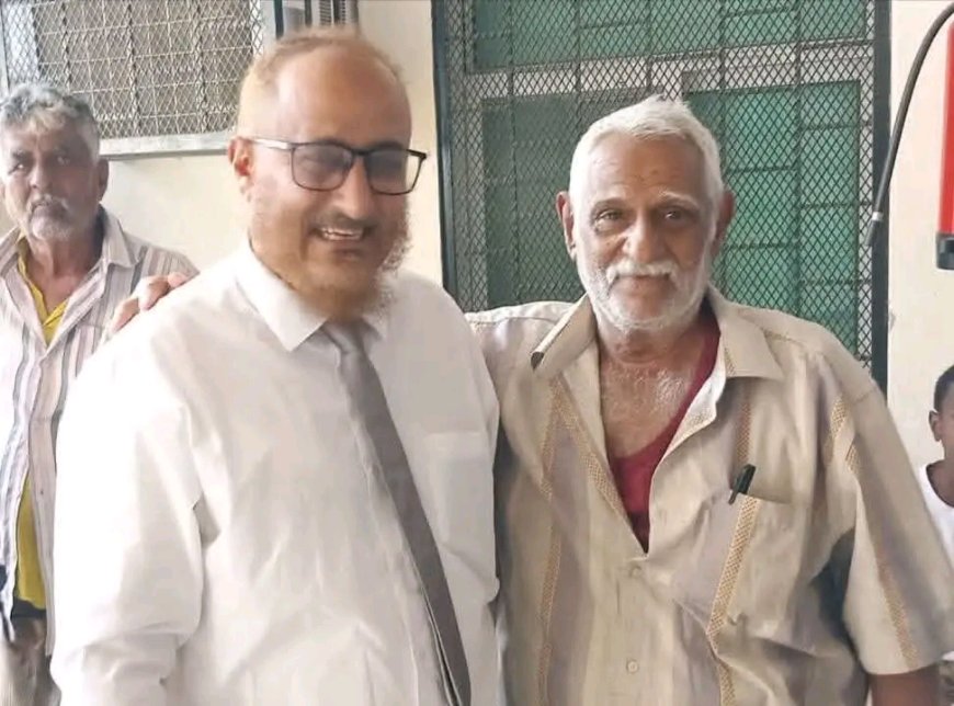 معلم يجري عملية جراحية في العيون على يد أحد تلاميذه بمحافظة أبين