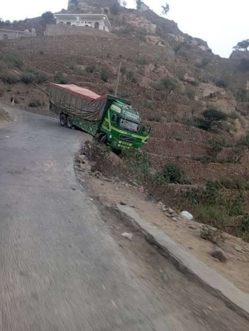 تعز. شاحنة تخرج عن مسارها بطريق الكربه الخط الرابط بين تعز لحج
