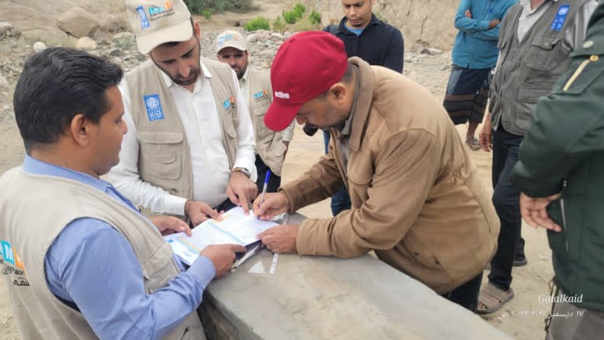 مدير عام المسيمير يشرف على توقيع محاضر الاستلام الإبتدائي لمقاولي الطرق الزراعية