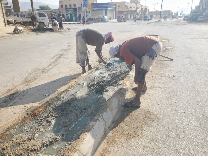 بتوجيهات مدير عام مديرية تريم.. مكتب الأشغال العامة والطرق ينفذ أعمال إنارة وإعادة تأهيل عدد من شوارع المدينة