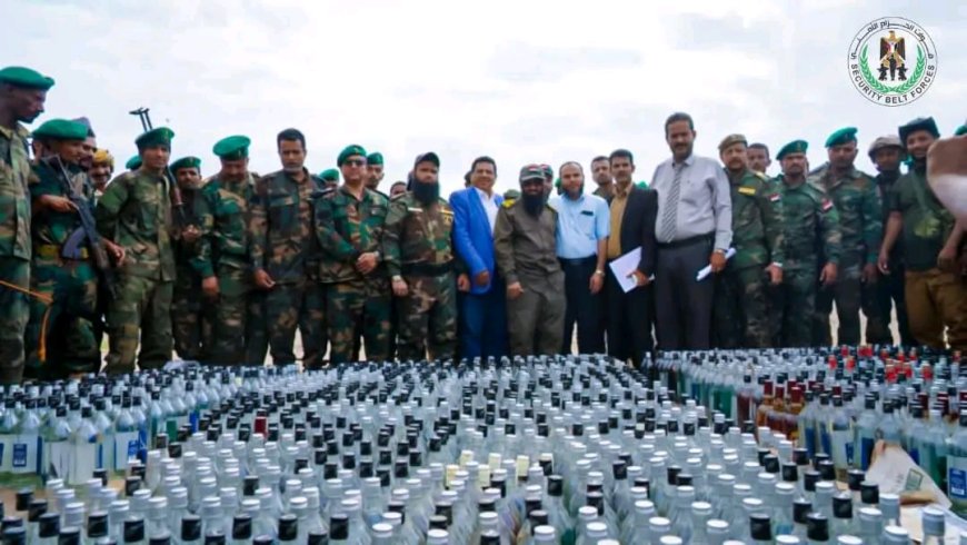 باشراف العميد الوالي.. إدارة مكافحة المخدرات بقوات الحزام الأمني تتلف (2795) قارورة وعلبة من الخمور المهربة