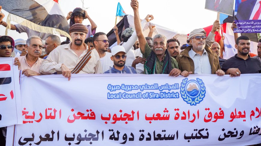 ابناء مديرية صيرة يتقدمهم مدير عام المديرية يشاركون في الاعتصام المفتوح بساحة العروض للمطالبة باستقلال الجنوب العربي