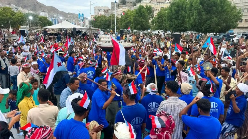 وفد من مدينتي الشحر وشحير يشارك في اعتصام المكلا برقصة العِدّة ويطالب القيادة السياسية الجنوبية بإعلان دولة الجنوب العربي