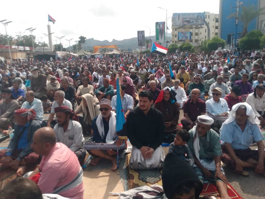 مأمور البريقة يؤدي صلاة جمعة الثبات والتمكين بساحة الاعتصام بخور مكسر