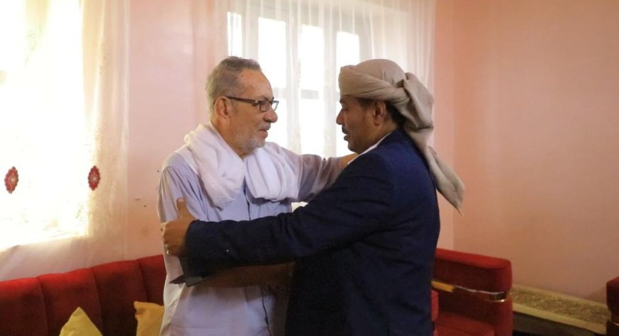 رئيس حلف قبائل حضرموت يزور أسرة شهيد الهبة الحضرمية عمر بازنبور ويؤكد الوفاء لمسيرة الشهداء